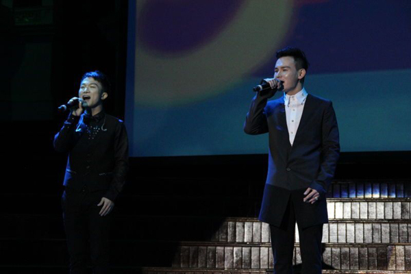 中国侨网第三季《中国好声音》学员周深、李维演唱《贝加尔湖畔》。