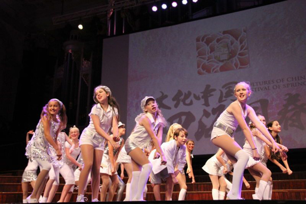 中国侨网澳大利亚华星艺术团少儿舞蹈团表演舞蹈《欢乐新年》。