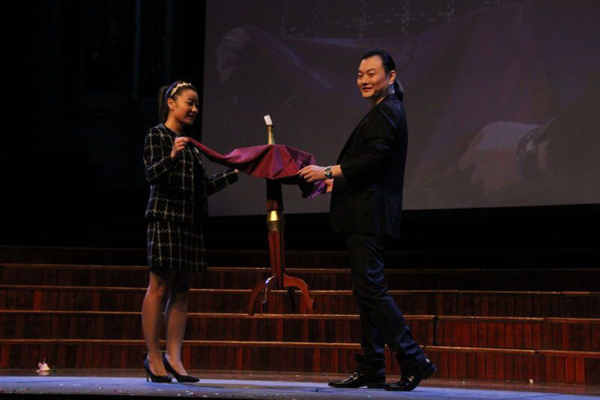 中国侨网魔术演员李宁表演魔术《梦幻神珠》。