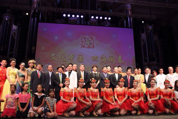 中国侨网大洋洲团成员与中国驻悉尼领事馆成员及当地观众合影。