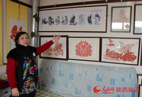 中国侨网《八仙过海》刘惠霞作品。八仙的故事家喻户晓，用剪纸形式将人们心中的八仙定格成一种特定的姿态，给人们带来的极强的视觉效果。（和冰 摄）