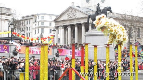 中国侨网南粤特色—高桩舞狮令观众叹为观止。