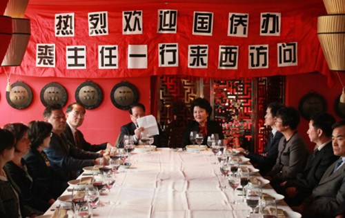 中国侨网裘援平与西班牙中餐业联合会交流。（法国《欧洲时报》/欧文 摄）