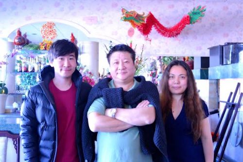 中国侨网坐起依次为,导演助理车克达、导演张唯、编剧李丹。(美国《侨报》/张苗 摄)