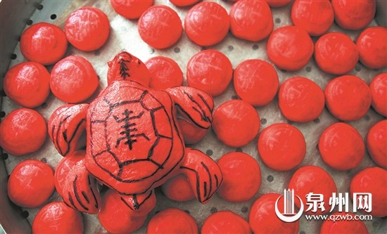 中国侨网象征喜气的红包与“长寿龟”，是春节期间祭祖款客的传统糕点。（张九强 摄）