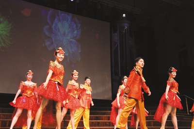 中国侨网　暨南大学学生艺术团表演舞蹈《难忘今宵》。《人民日报海外版》