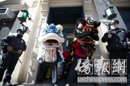 中国侨网双狮市警五分局前拜年,警员乐开花。(美国《侨报》/陈辰 摄)