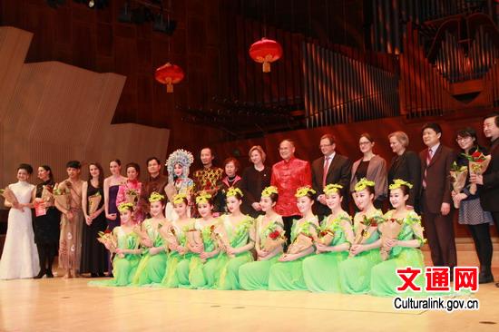 中国侨网哥本哈根演出结束后嘉宾与演员合影。