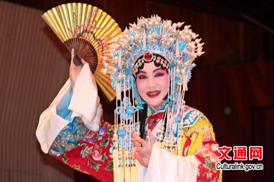 中国侨网江苏省演艺集团著名京剧表演家李亦洁表演的京剧《贵妃醉酒》。