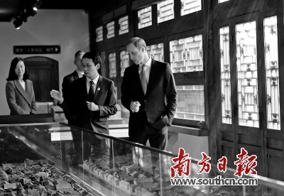 中国侨网3月2日,威廉王子在北京史家胡同博物馆参观。