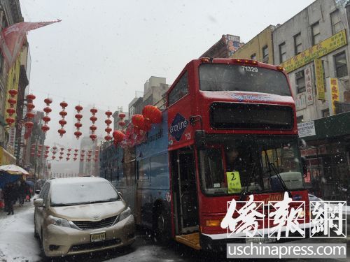 中国侨网主办方用大红灯笼装点花车。（美国《侨报》/林菁 摄）