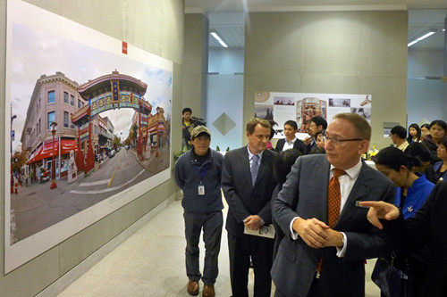 中国侨网加拿大华裔史起源图片展,在广东省立中山图书馆开展。(郑迅 摄)