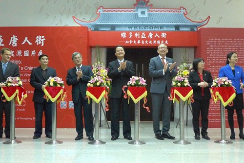 中国侨网加拿大华裔史起源图片展在广东省立中山图书馆开展,嘉宾剪彩。(郑迅 摄)