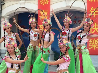 中国侨网广东艺术团演出富有特色的民族舞蹈。
