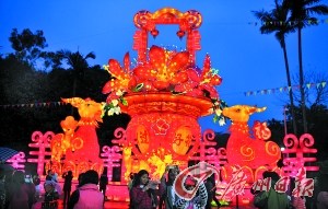 中国侨网不少公园举办灯会,图为市民在越秀公园赏灯。(廖雪明 摄)