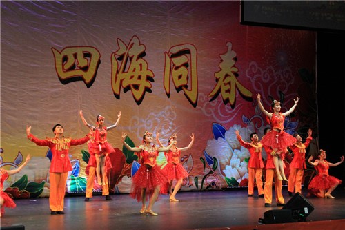中国侨网暨南大学学生艺术团表演舞蹈。（海外网）