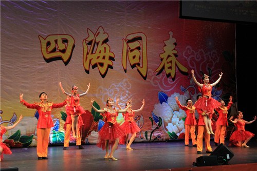 中国侨网暨南大学学生艺术团表演舞蹈。(海外网)