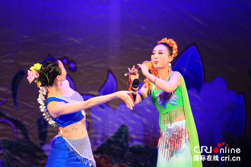 中国侨网葫芦丝表演《月光下的凤尾竹》（国际在线）