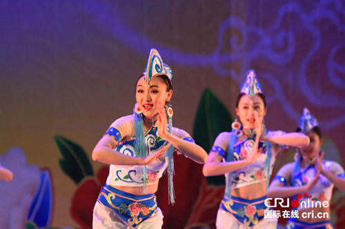中国侨网彝族舞蹈《踩云彩》。（国际在线）
