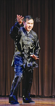中国侨网潘挺宇正在演练自创的“南太极拳”。(余日迁 摄)