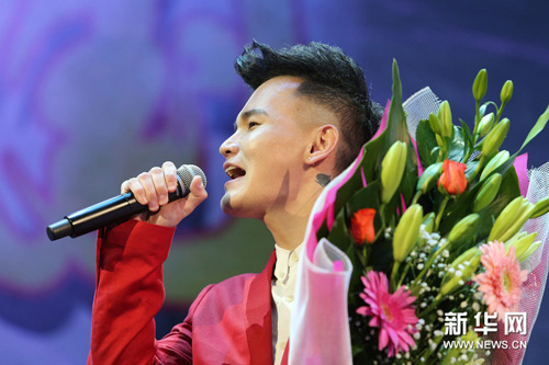 中国侨网图为歌手李维在演唱。(新华社/周丹 摄)