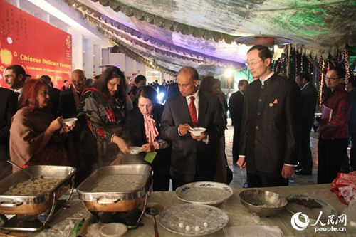 中国侨网图为各国来宾品尝汤圆和饺子。（杨迅 摄）