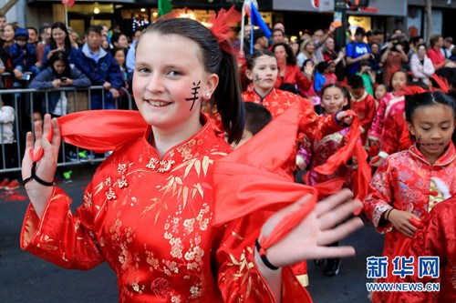 中国侨网3月7日，在美国旧金山,一名脸上写着“羊”字的女孩参加中国农历新年巡游。（刘艺霖 摄）