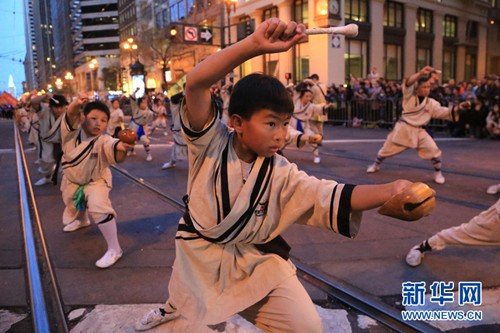 中国侨网3月7日，在美国旧金山,一队青少年在中国农历新年巡游中表演中国功夫。（刘艺霖 摄）