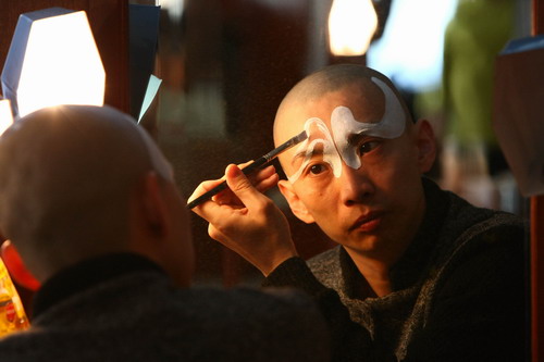 中国侨网饰演《赤桑镇》包拯的青年演员方旭在后台勾脸 (《今日中国》/喻捷 图)