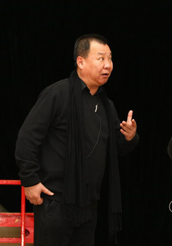 中国侨网张澍在排练现场 (今日中国/喻捷 图)