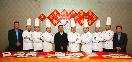 中国侨网厨师亮相布鲁克林民众即将大饱口福。（美国《侨报》/宋?D 摄）