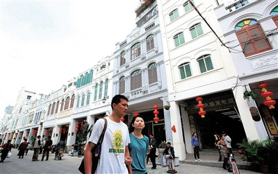 中国侨网骑楼老街已成为海口一处新的休闲旅游好去处,迎来了岛内外大量游客。(覃曼 摄)