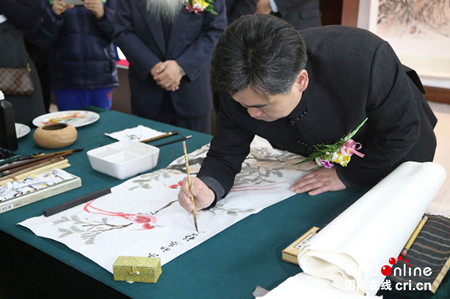 中国侨网徐福山在开幕式现场即兴创作。