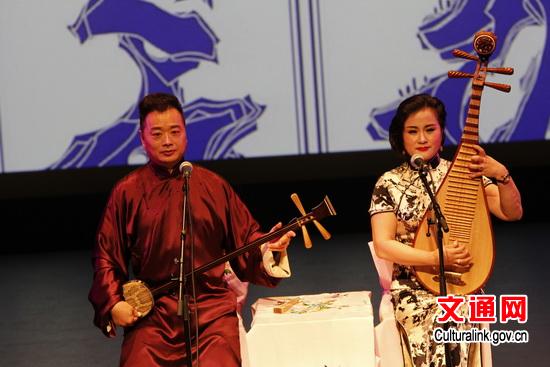 中国侨网袁小良、王瑾夫妇表演苏州弹词《武松挑帘》。