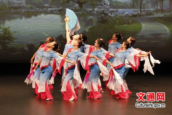 中国侨网金帆舞蹈团舞蹈《风酥雨忆》。