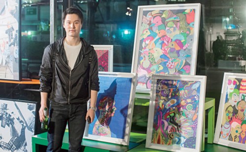 中国侨网就读中央圣马丁插画专业的陈翔飞与他的作品。(法国《欧洲时报》英国版/王婷舒 摄)