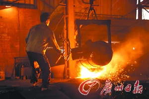 中国侨网紫金县已经鲜有人坚持手工浇铸铁锅。
