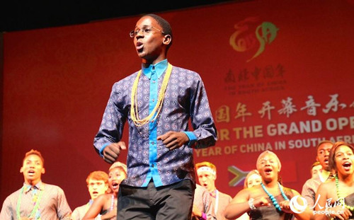中国侨网比勒陀利亚大学青年合唱团献上动人的南非传统民歌。（张洁娴 摄）