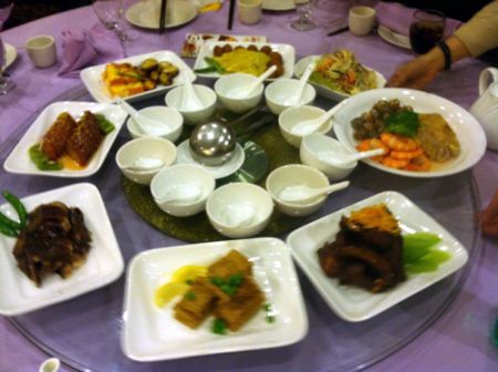 中国侨网13日晚推选出的部分杭帮菜经典冷盘。（美国《侨报》/崔国萁 摄）