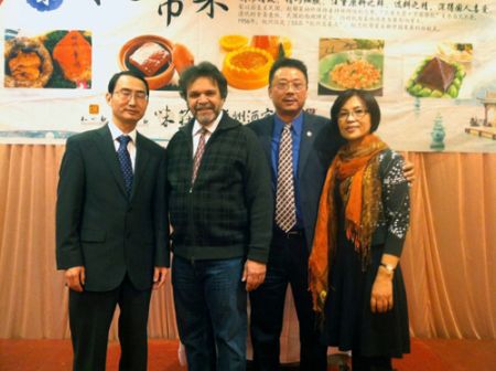 中国侨网中领馆王军领事、州副议长奥迪兹与陈善庄等人出席杭帮菜巡回宴。(美国《侨报》/崔国萁 摄)