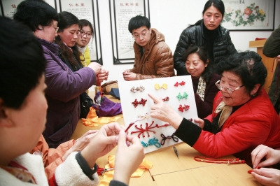 中国侨网讲解各种盘扣的特点。(崔根元 摄)