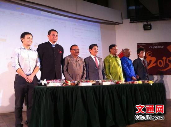 中国侨网第四届中国电影节开幕式现场。(左四为马明强大使,左二为陈霜参赞)