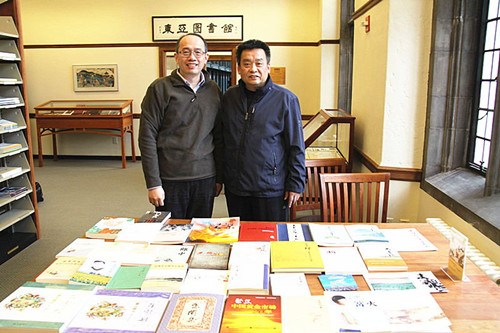 中国侨网冰凌向耶鲁东亚图书馆中文部主任孟振华（左）在赠书前合影。（姜卫国 摄）