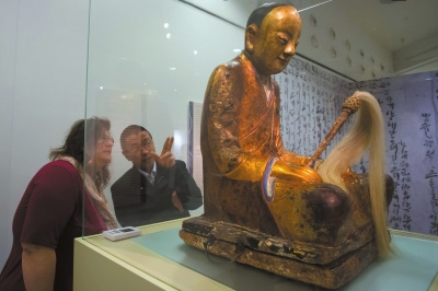 中国侨网3月3日在匈牙利自然科学博物馆拍摄的专家研究僧人肉身宝像的资料照片。