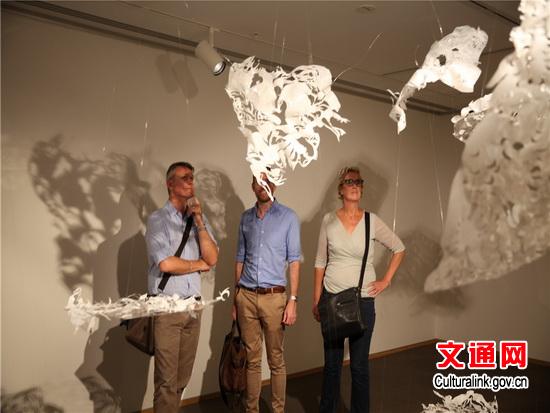 中国侨网观众在欣赏作品。