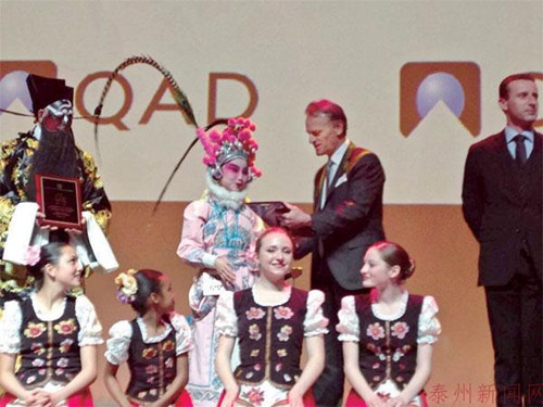 中国侨网韩沁言在舞台上接受密歇根州州长施耐德颁发证书。