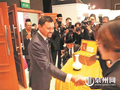 中国侨网泉州海外交通史博物馆向王储赠送一份特殊礼物——德化陶瓷《梅花瓶》。