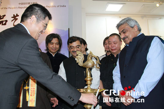 中国侨网中国驻印度大使乐于成出席“当代中国书画雕塑展”开幕式。(何星宇 孙洋/摄)