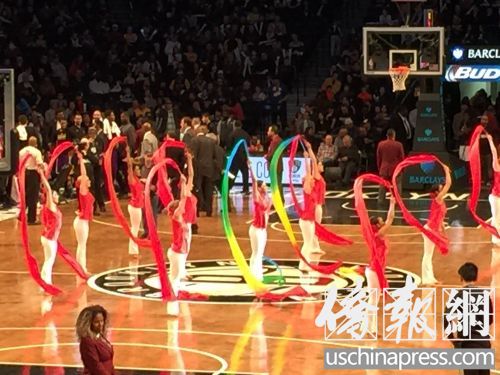 中国侨网NBA网队啦啦队的姑娘们身穿中华民族服装表演长绸舞惊艳全场。(美国《侨报》/崔国萁 摄)