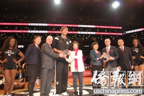 中国侨网在第七届“中华之夜”上章启月大使和州参议员高顿等向网队总裁和球星颁奖。（美国《侨报》/崔国萁 摄）